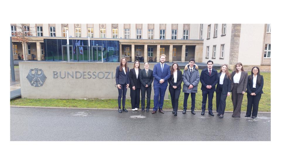 Die Teams des sozialrechtlichen Moot Court vor dem Bundessozialgericht